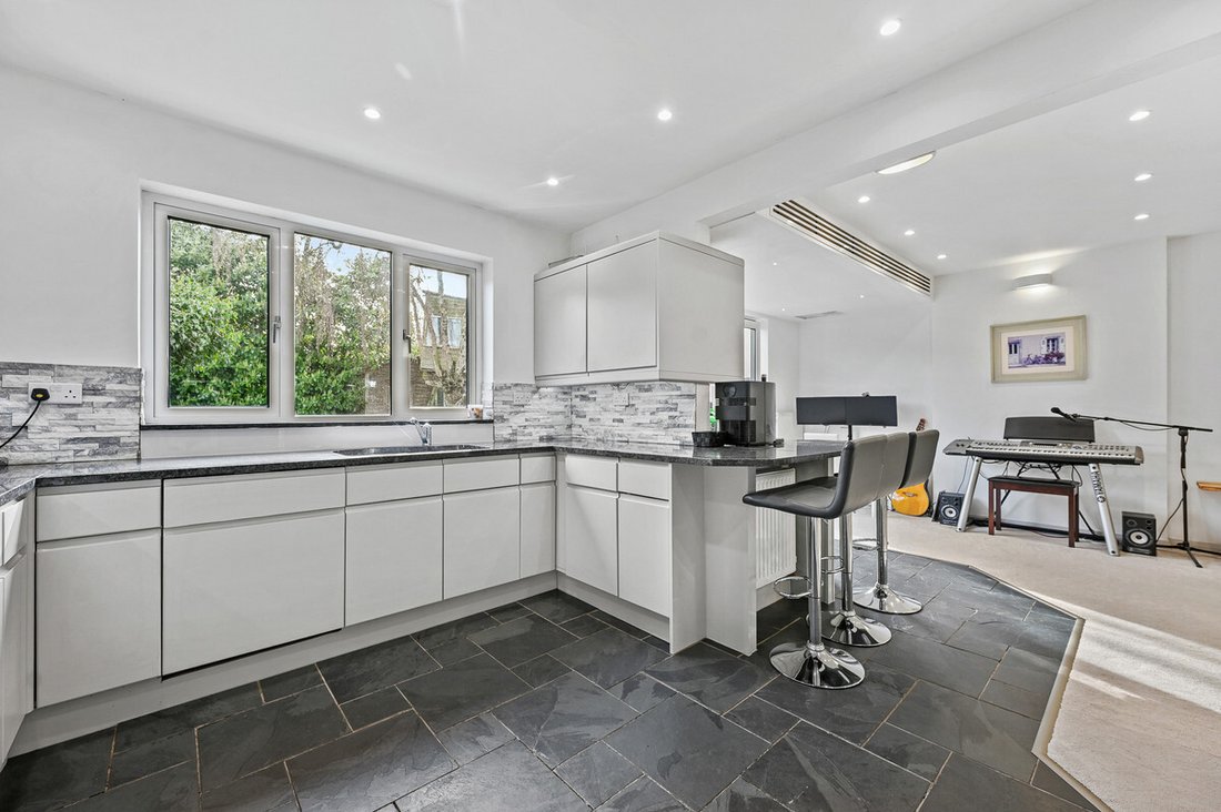 House in Rayners Lane, Harrow, England 5 - 17490404