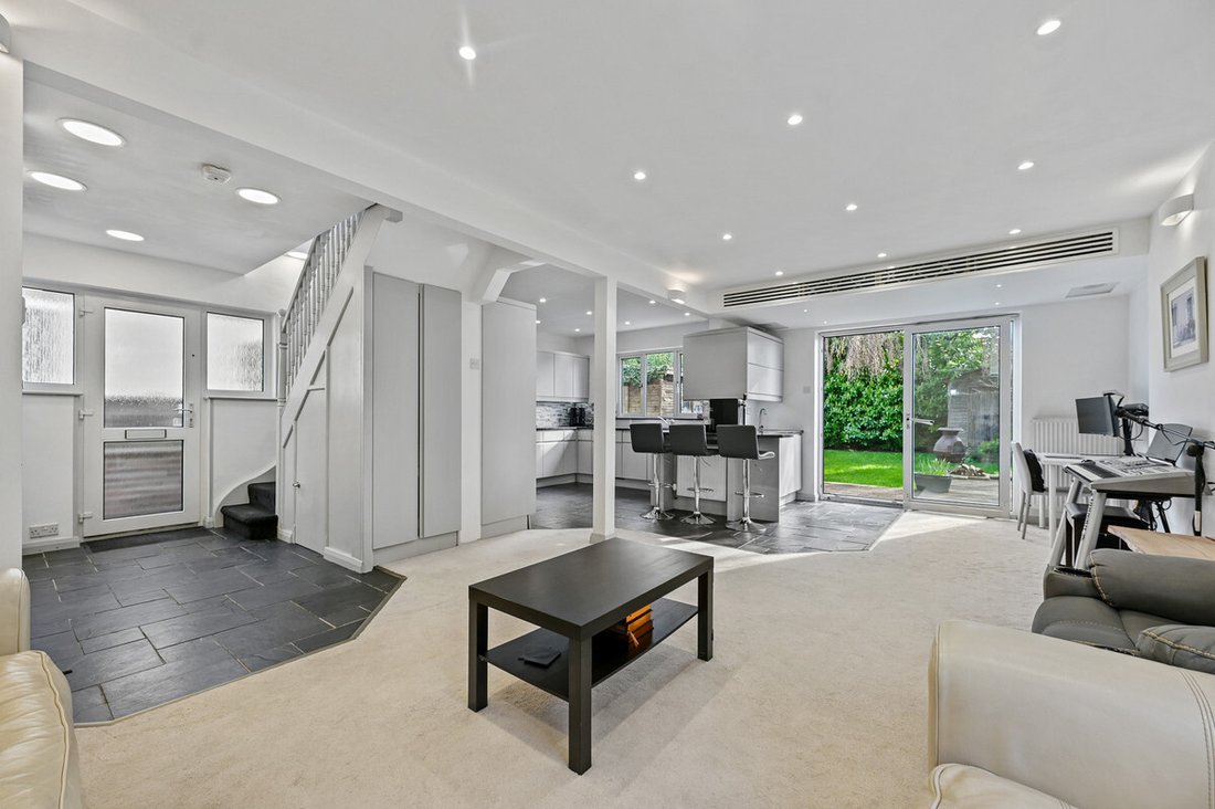House in Rayners Lane, Harrow, England 3 - 17490404
