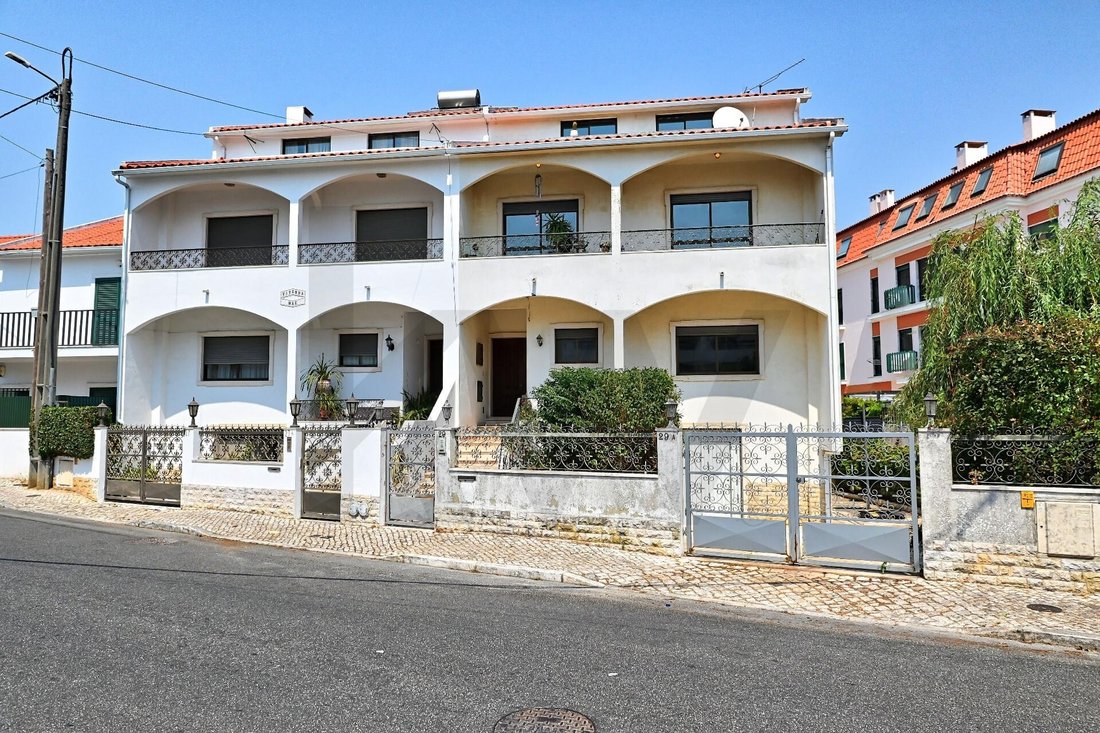Townhouse in Algueirao-Mem Martins, Lisbon, Portugal 1 - 17491225
