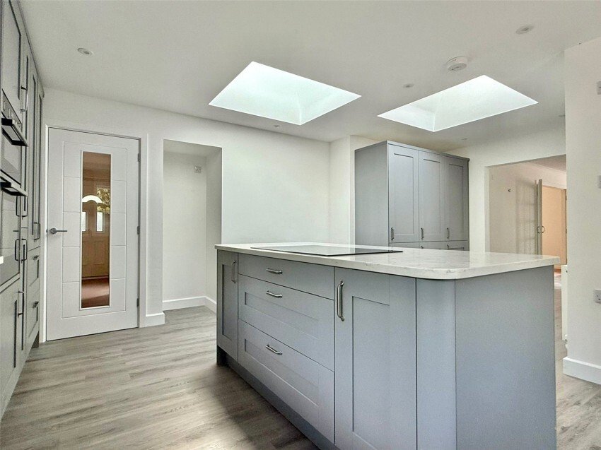 Bungalow in Milford on Sea, England 4 - 17492859