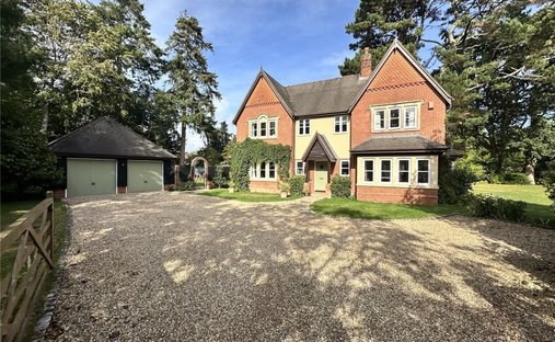 House in New Forest, Lyndhurst, England 1