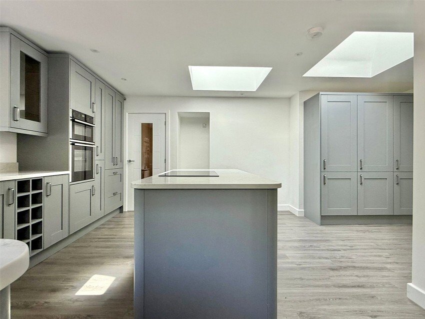 Bungalow in Milford on Sea, England 3 - 17492859