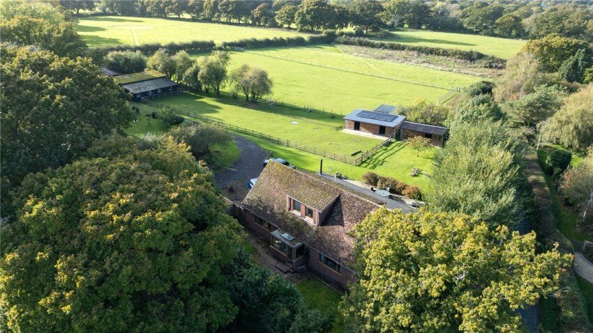 House in Sway, England 2 - 17493857