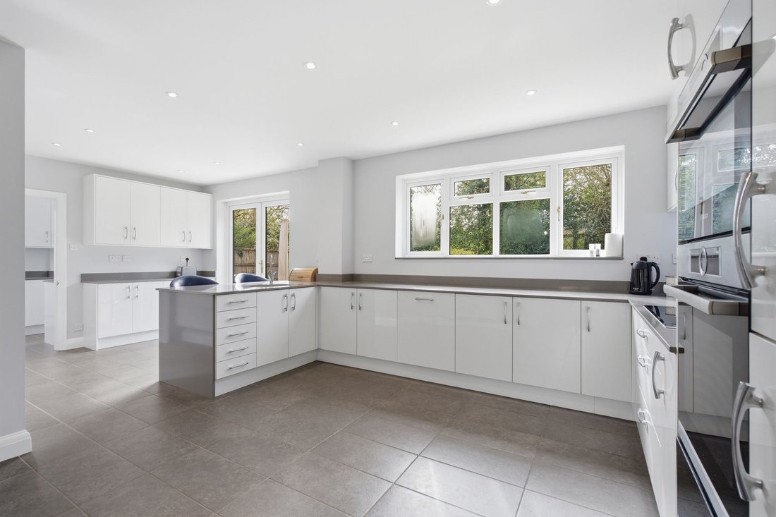 House in Sunninghill, England 3 - 17492778
