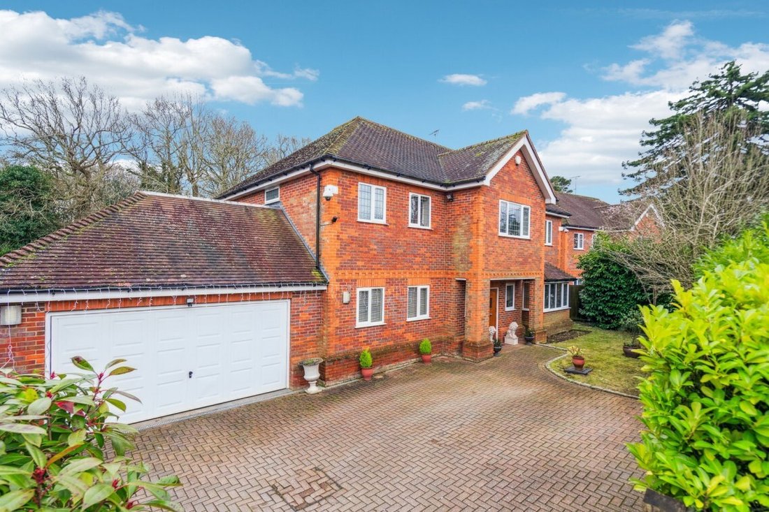 House in Farnham Royal, England 1 - 17493925