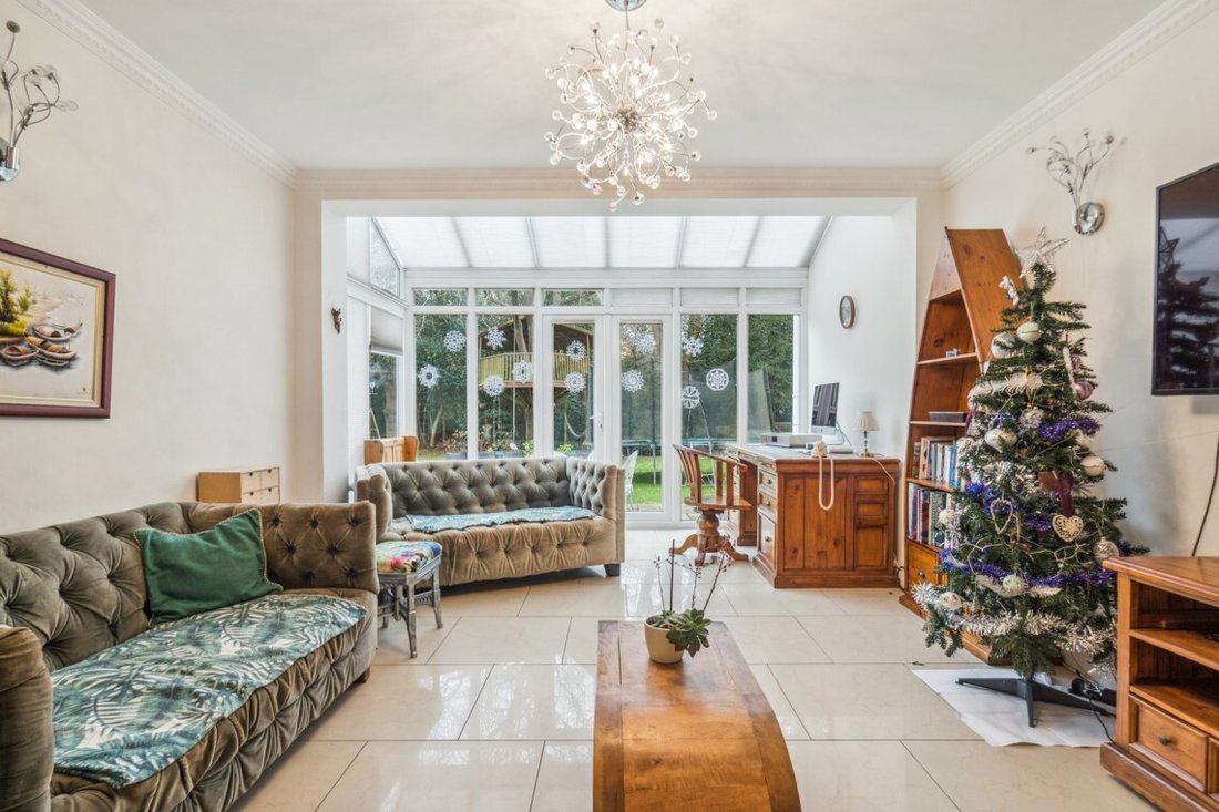 House in Farnham Royal, England 5 - 17493925