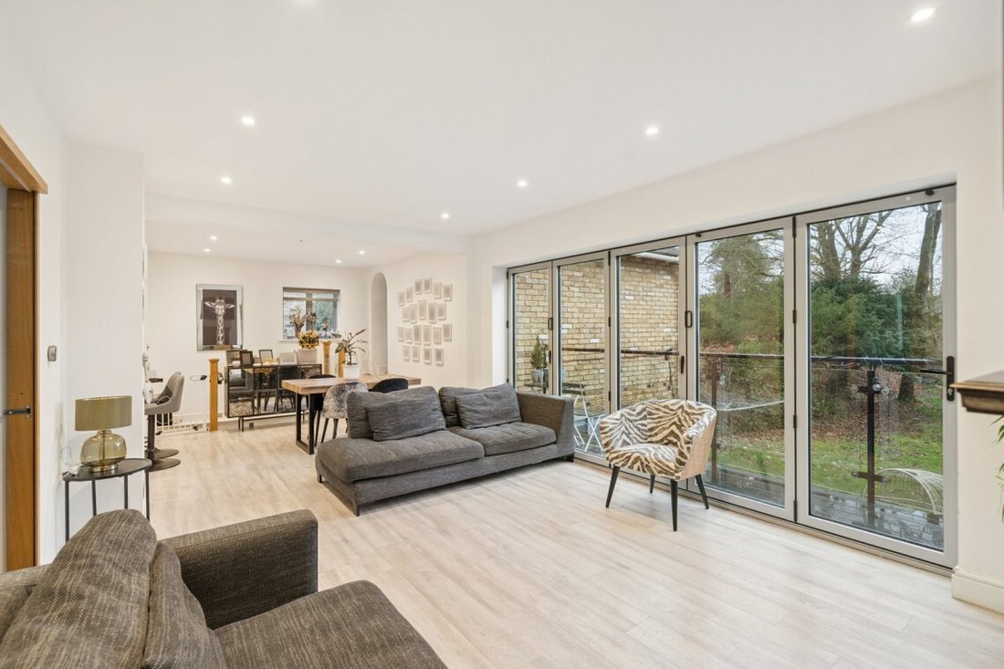 House in Farnham Royal, England 3 - 17493407