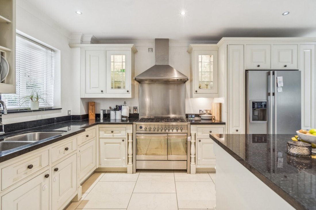 House in Farnham Royal, England 3 - 17493925