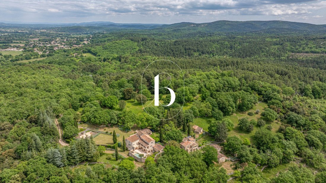 Estate in Uzès, Occitania, France 1 - 17494027