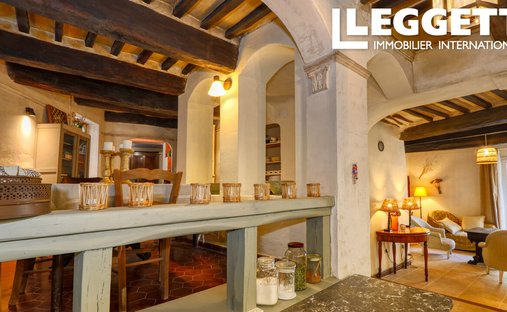 18th Century Château Facing The Luberon