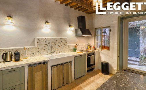 18th Century Château Facing The Luberon