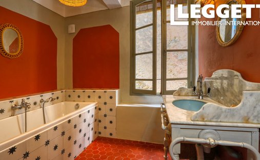 18th Century Château Facing The Luberon