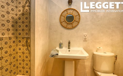 18th Century Château Facing The Luberon