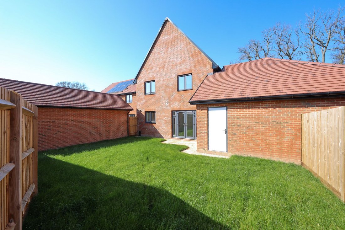 House in Burgess Hill, England 3 - 17495008