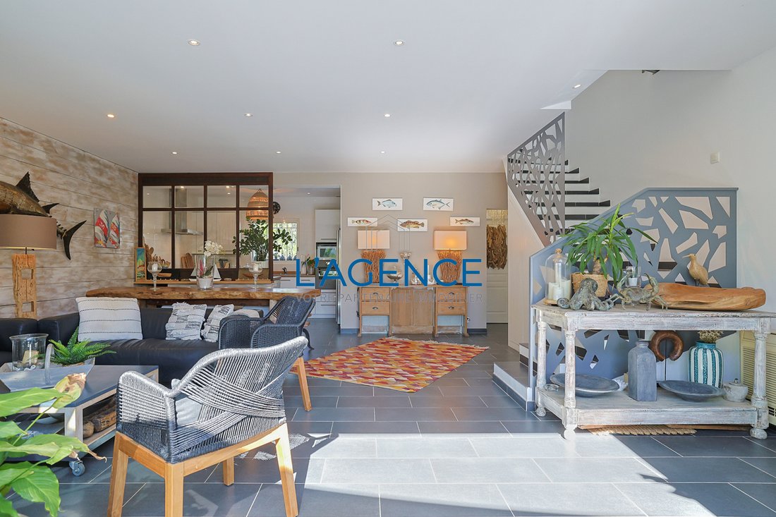Villa in Hyeres, Provence-Alpes-Côte d'Azur, France 3 - 17497323