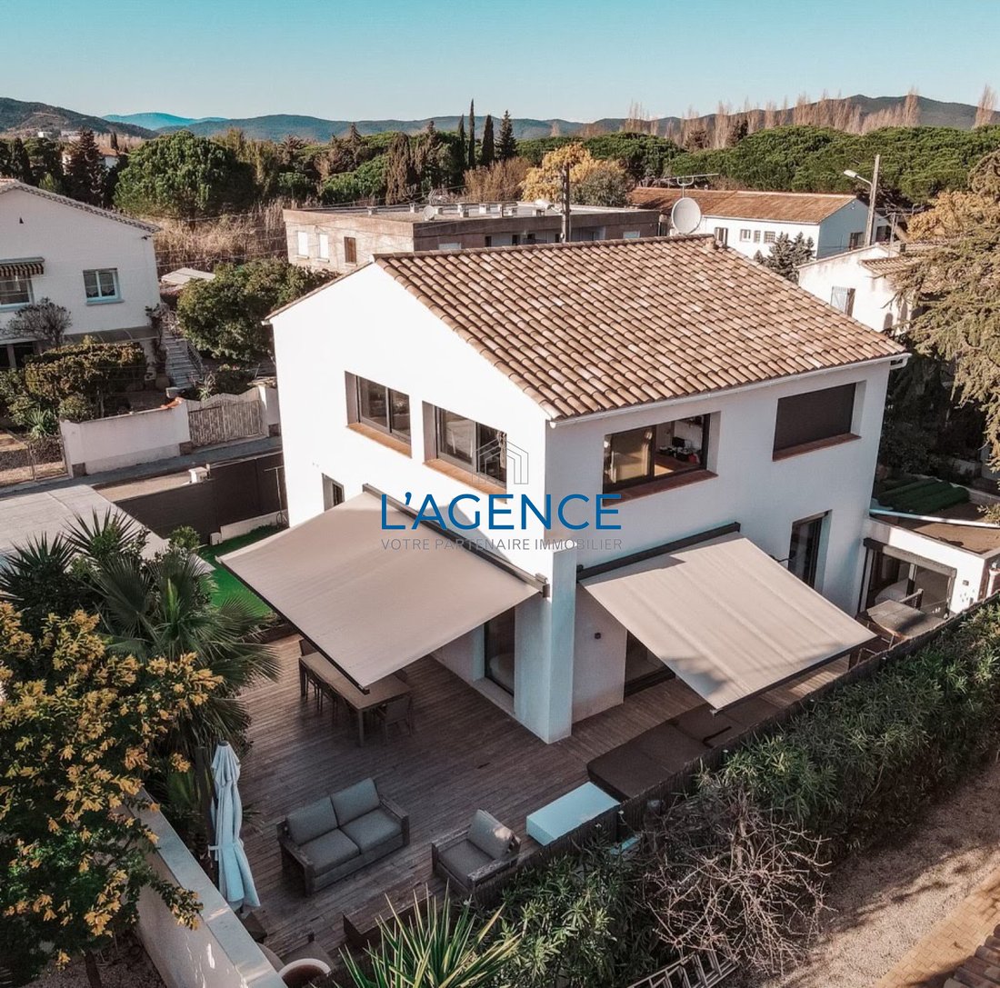 Villa in Hyeres, Provence-Alpes-Côte d'Azur, France 1 - 17497257