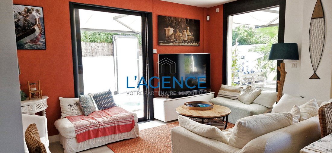 Villa in Hyeres, Provence-Alpes-Côte d'Azur, France 4 - 17497257