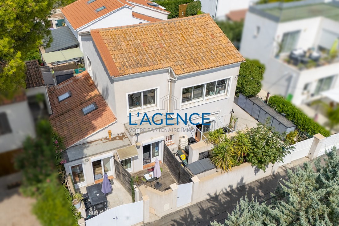 Villa in Hyeres, Provence-Alpes-Côte d'Azur, France 1 - 17497363