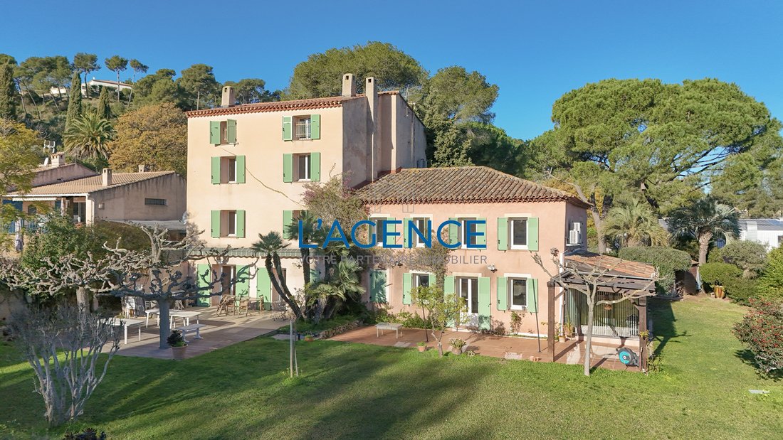 House in Hyeres, Provence-Alpes-Côte d'Azur, France 1 - 17497381
