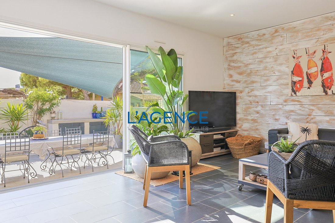Villa in Hyeres, Provence-Alpes-Côte d'Azur, France 4 - 17497323