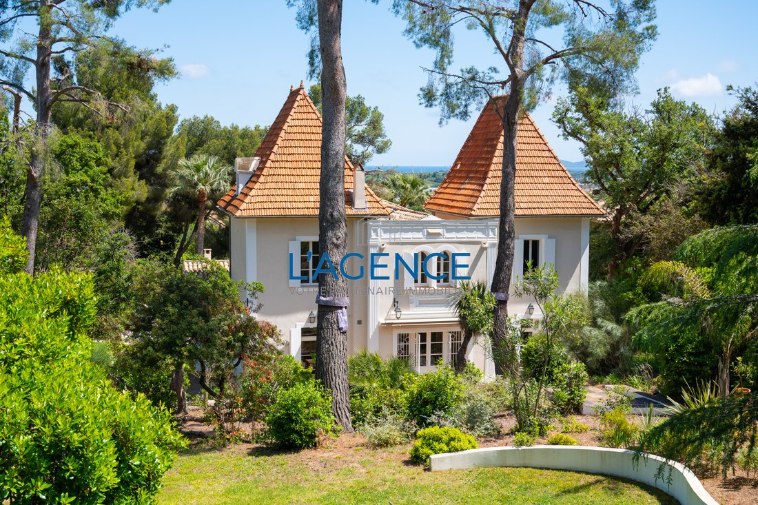 Villa in Hyeres, Provence-Alpes-Côte d'Azur, France 1 - 17497047