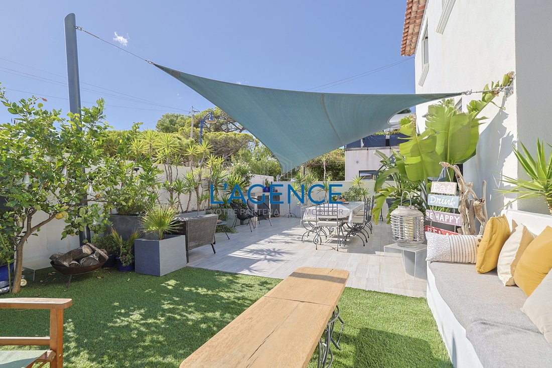 Villa in Hyeres, Provence-Alpes-Côte d'Azur, France 2 - 17497323