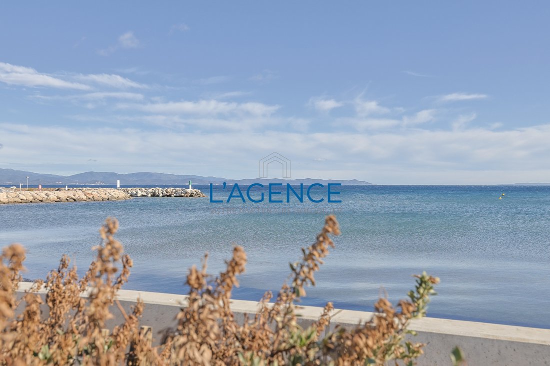 Villa in Hyeres, Provence-Alpes-Côte d'Azur, France 2 - 17497377