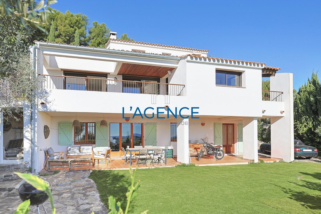 Villa in Hyeres, Provence-Alpes-Côte d'Azur, France 2 - 17497375