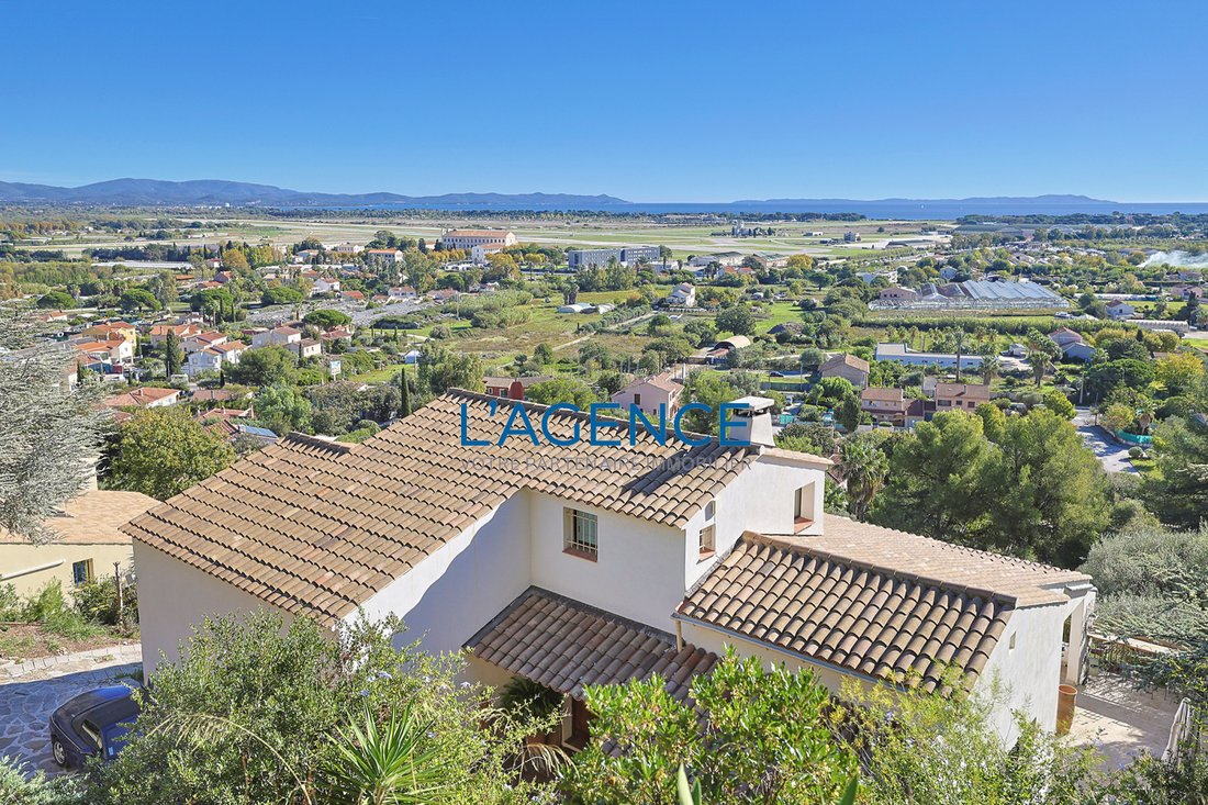 Villa in Hyeres, Provence-Alpes-Côte d'Azur, France 1 - 17497375