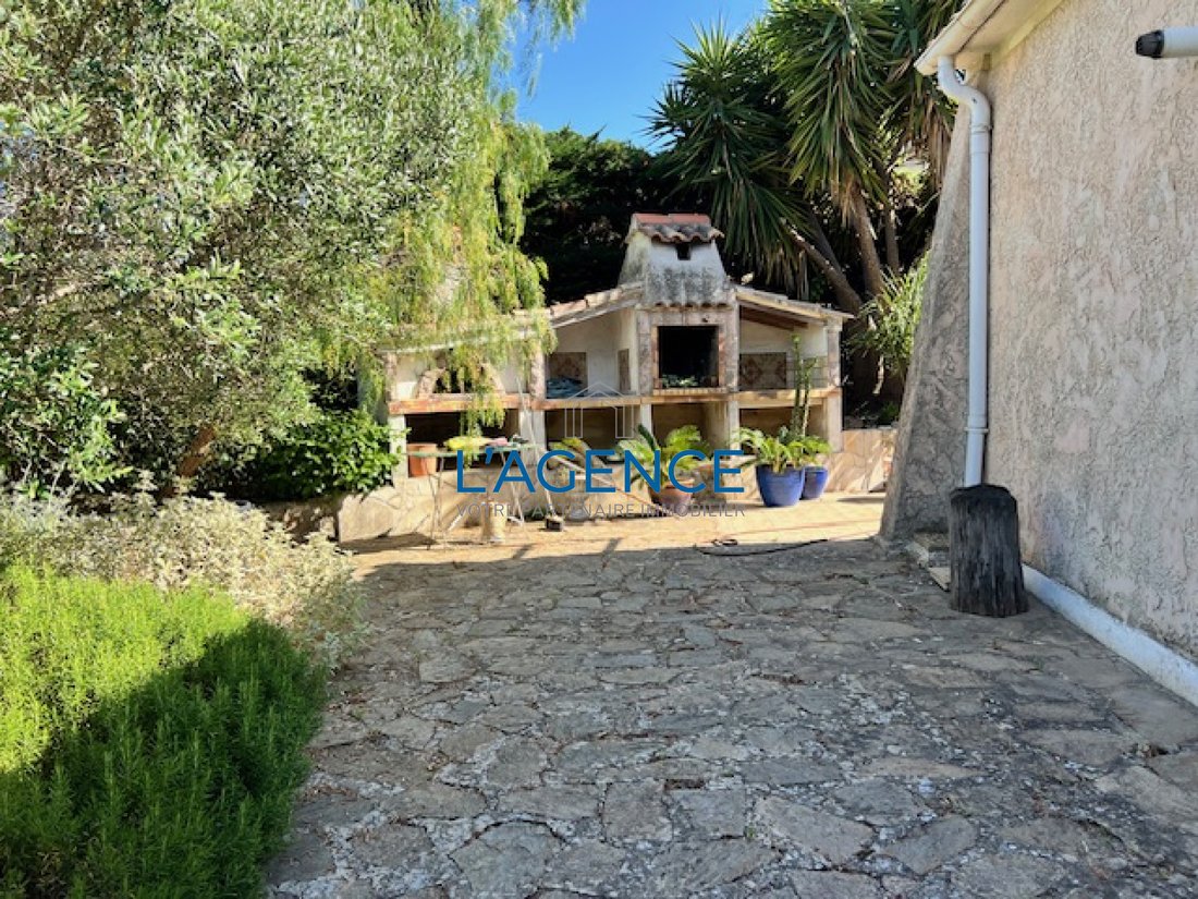 Villa in Hyeres, Provence-Alpes-Côte d'Azur, France 3 - 17497385