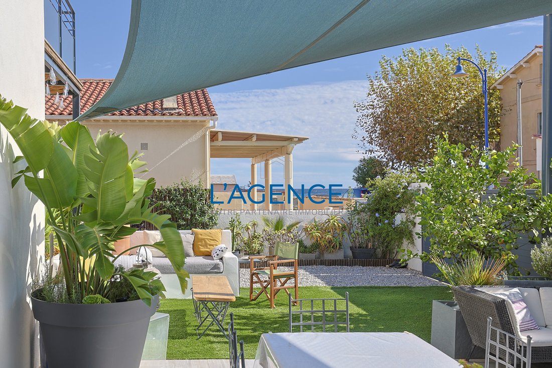 Villa in Hyeres, Provence-Alpes-Côte d'Azur, France 1 - 17497323