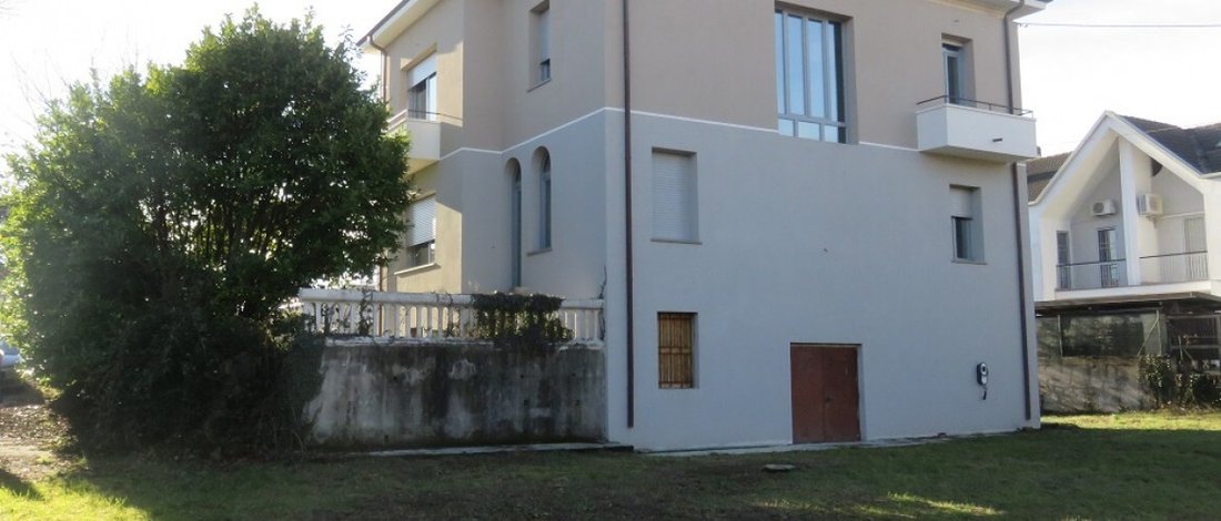 Villa in Cassano Magnago, Lombardy, Italy 1 - 15359145