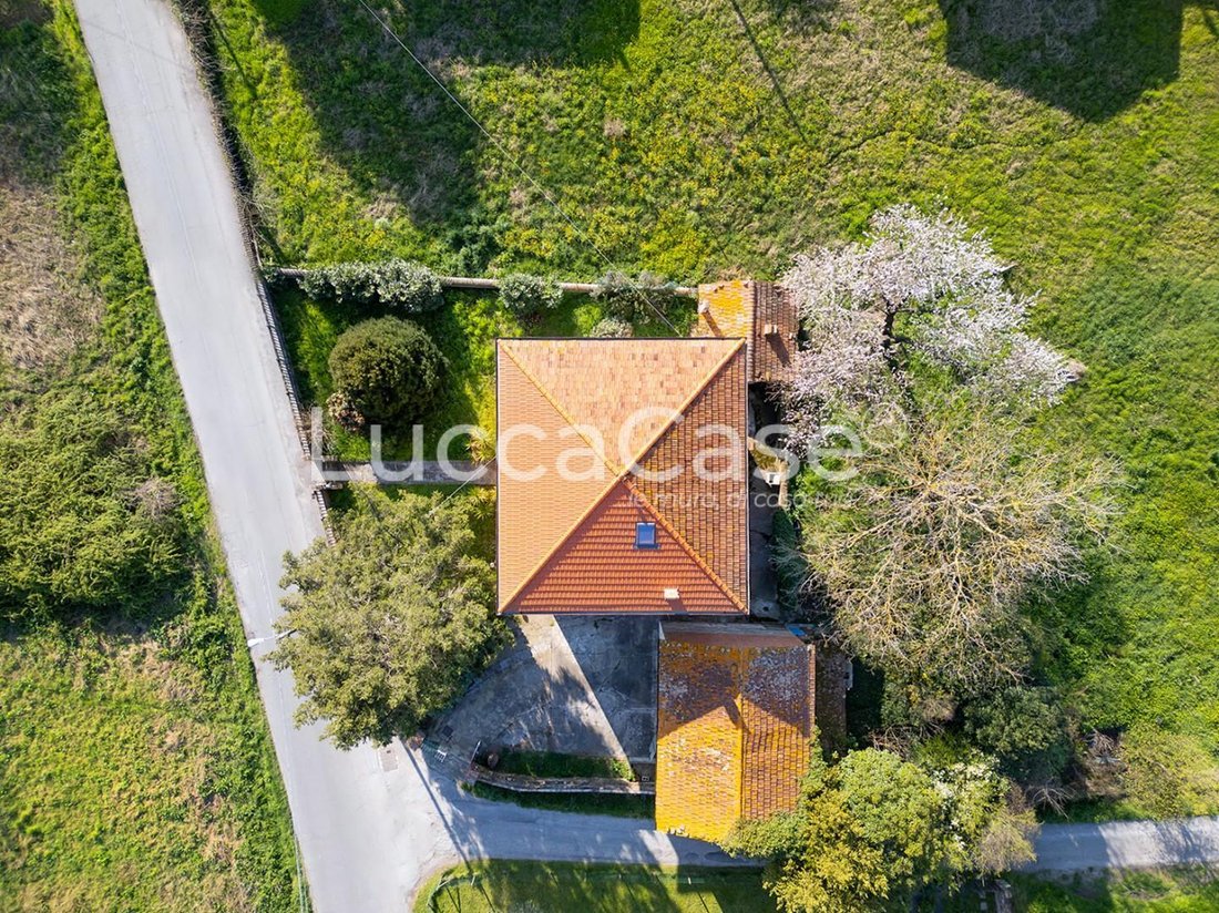 Villa in Center, Capannori, Tuscany 2 - 15745310