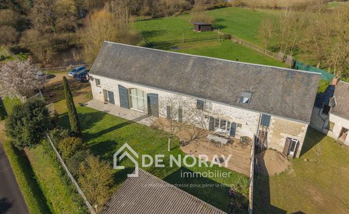 House in Sainte-Catherine-de-Fierbois, Centre-Val de Loire, France 1