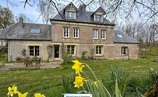 Estate in Bordeaux-Saint-Clair, Normandy, France 1