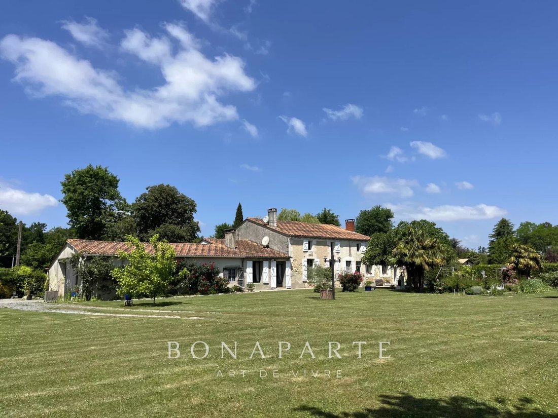 Estate in Vensac, Nouvelle-Aquitaine, France 1 - 17497764