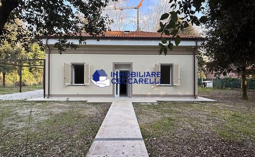 House in Ronchi, Massa, Italy 1