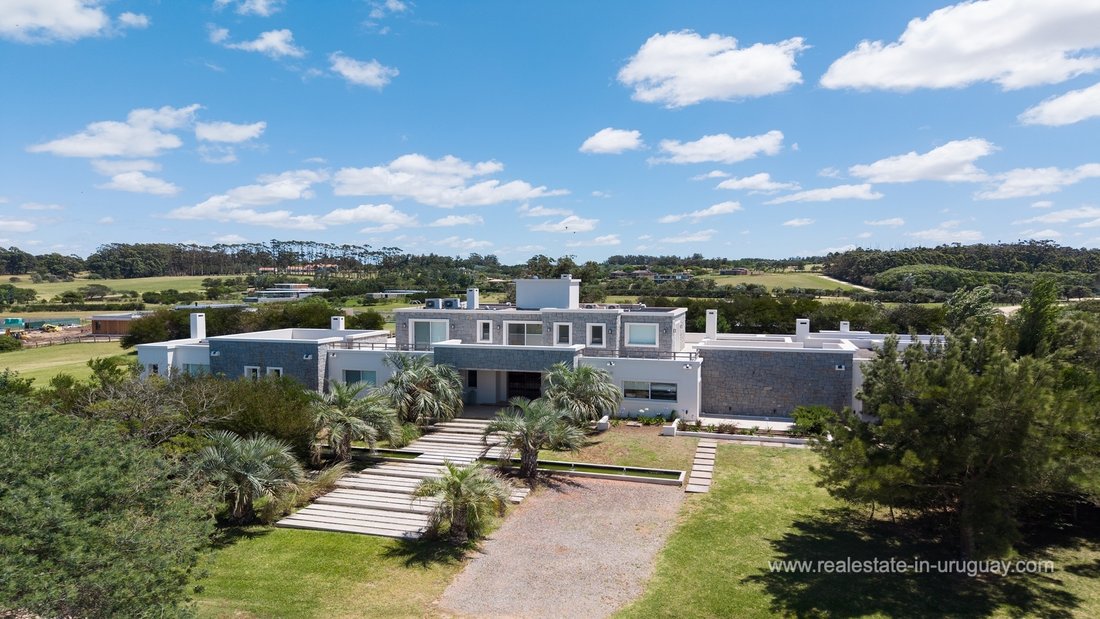 Villa in Manantiales, Maldonado Department, Uruguay 2 - 17495261