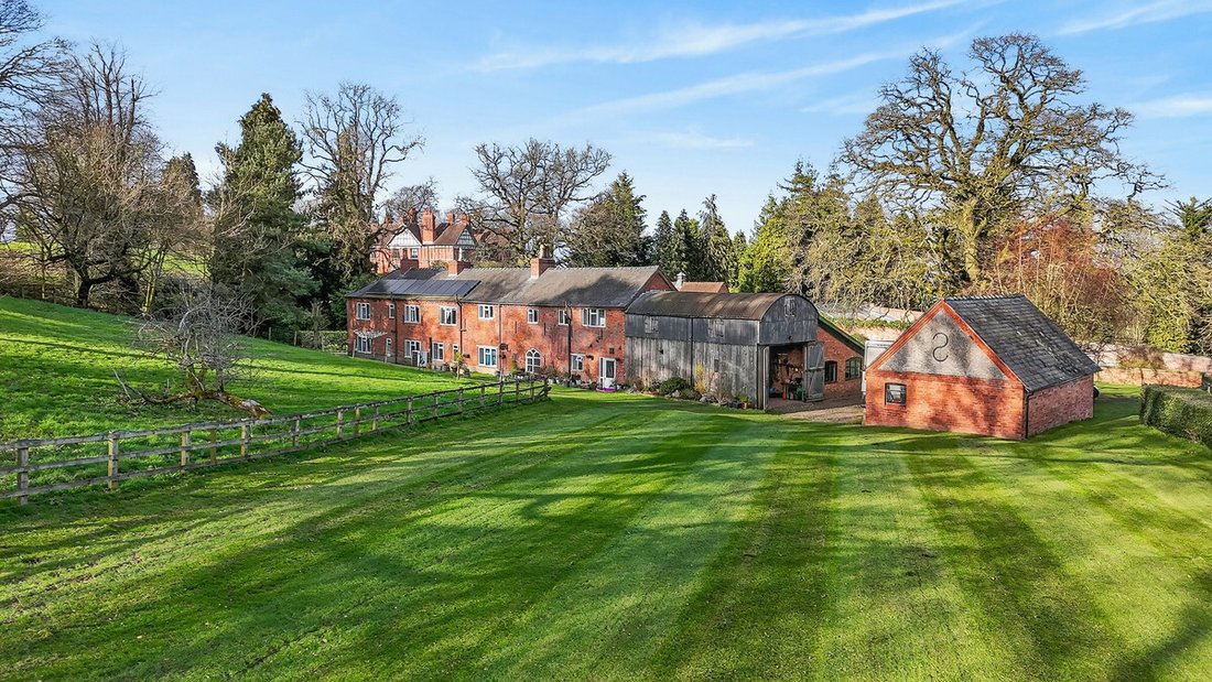 Cheshire East, England 2 - 17499531