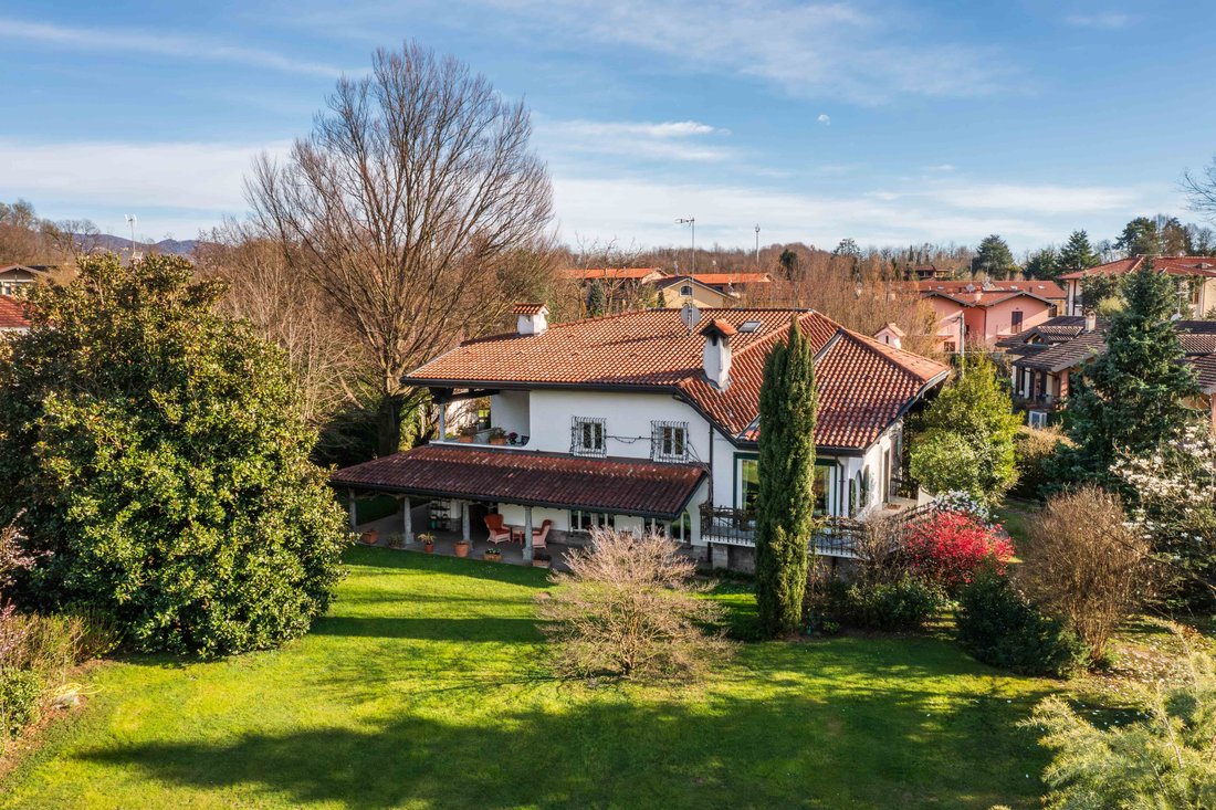 Villa in Bosisio Parini, Lombardy, Italy 2 - 17499972