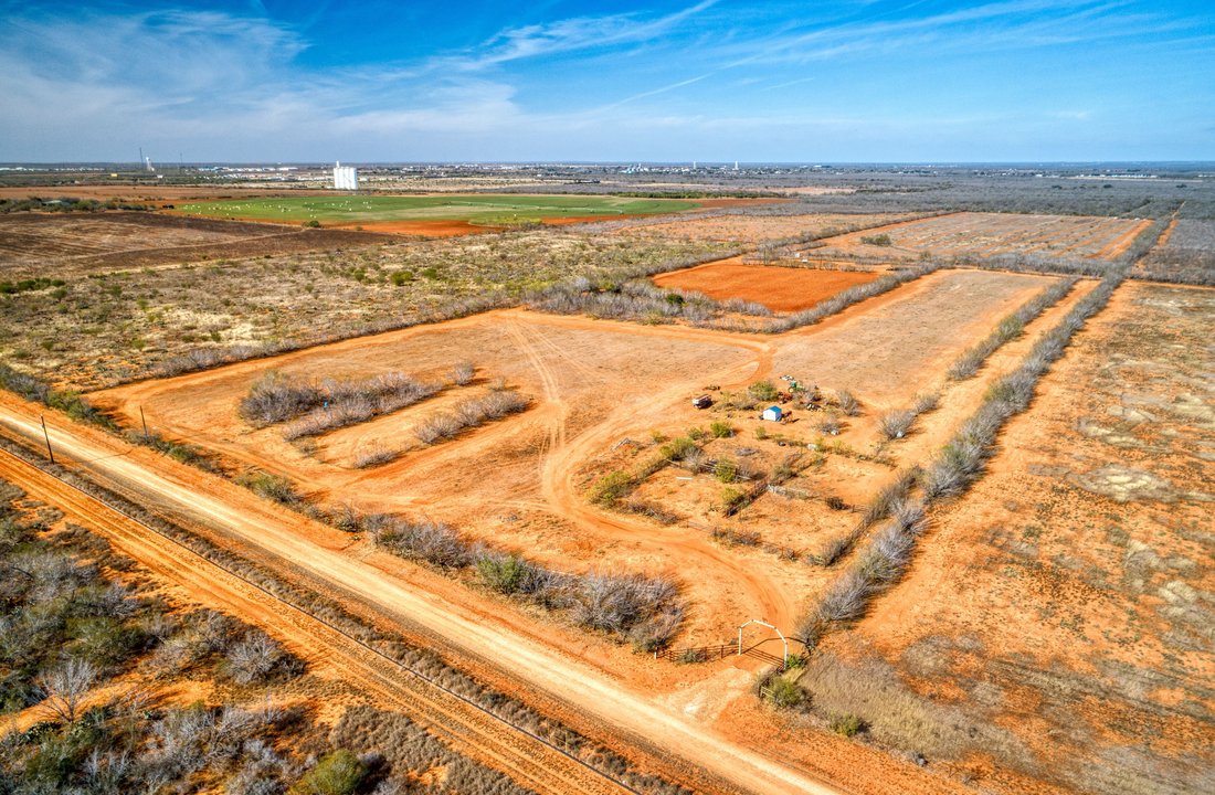 Farm Ranch in Dilley, Texas, United States 3 - 17499910
