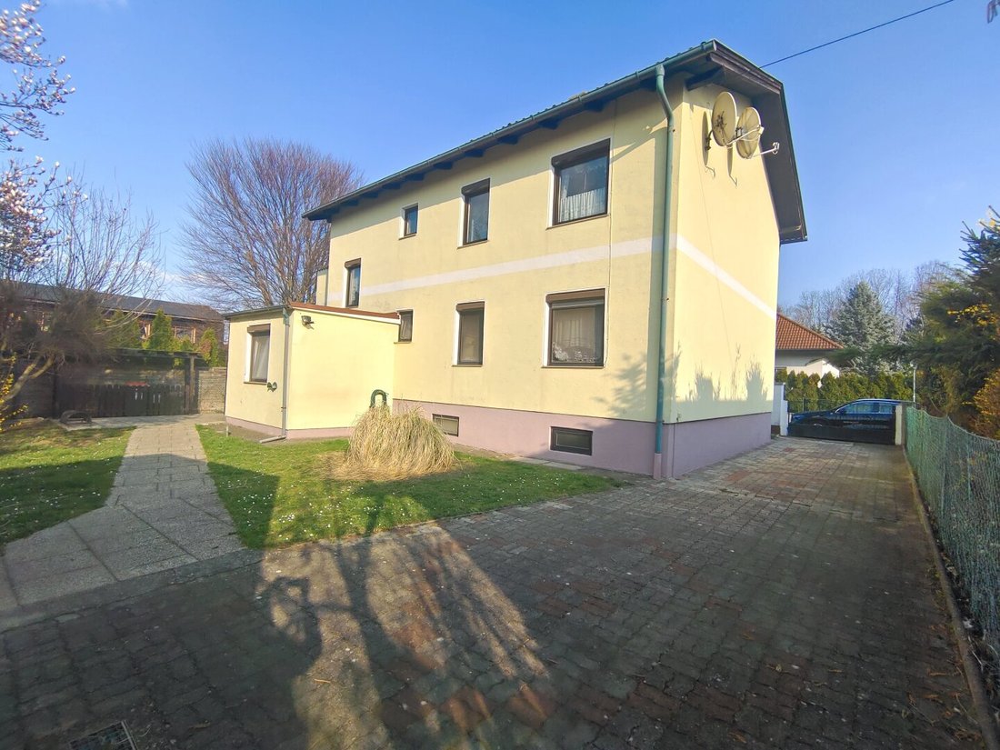 Zweifamilienhaus Mit Großem Garten Und Nebengebäude In Sonniger Lage