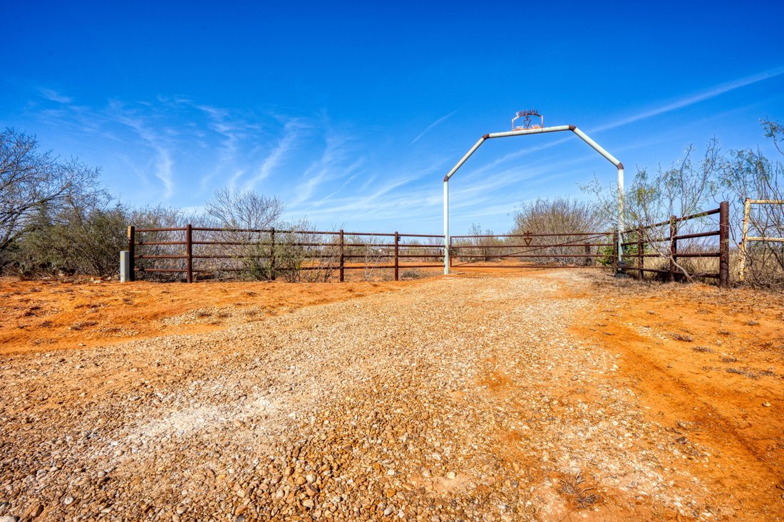 Farm Ranch in Dilley, Texas, United States 1 - 17499910