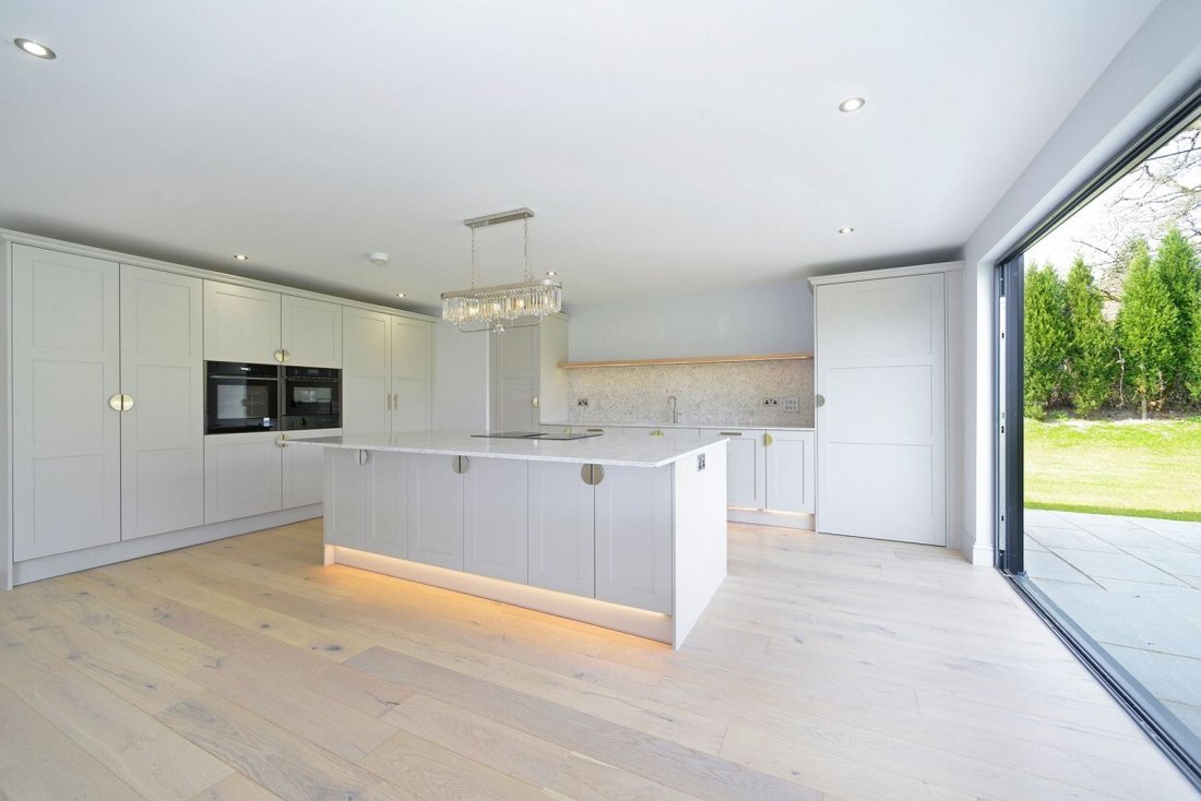Bungalow in Ockley, England 4 - 17501681