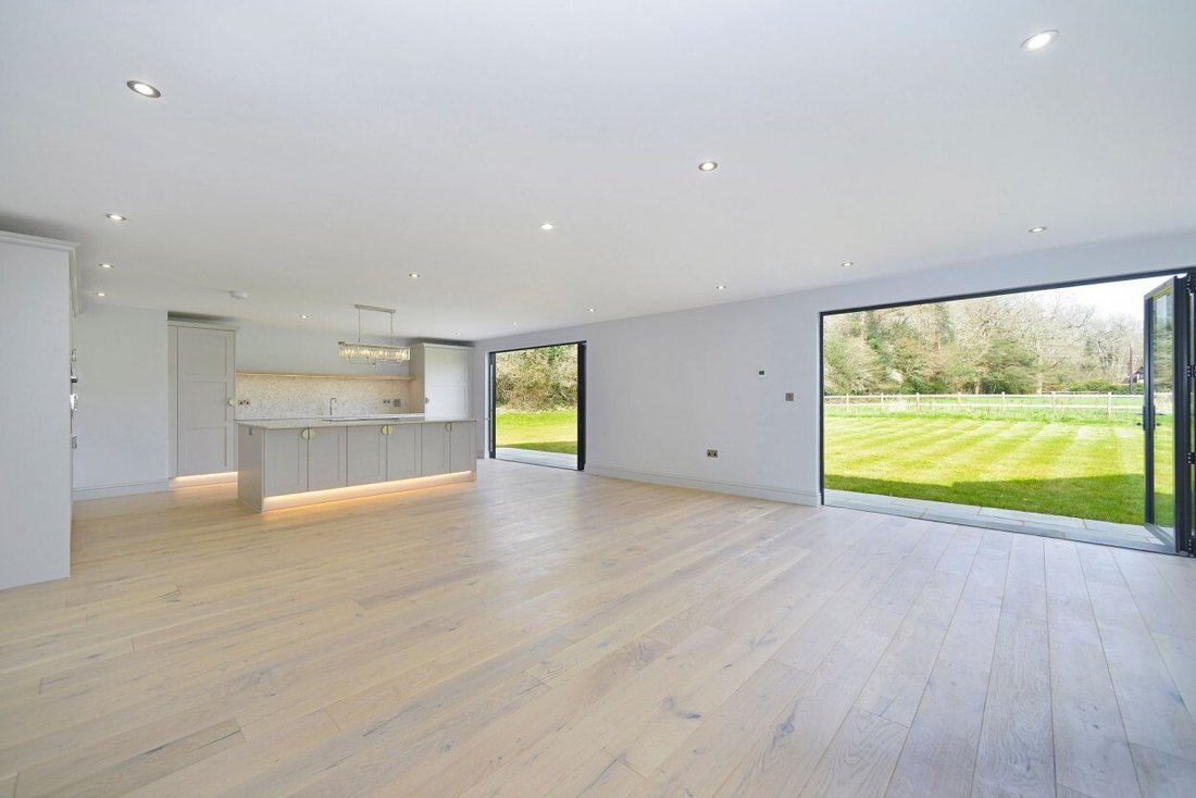 Bungalow in Ockley, England 3 - 17501681