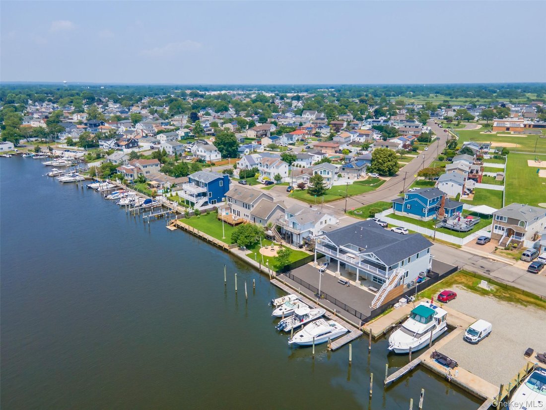 House in Lindenhurst, New York, United States 1 - 16979016