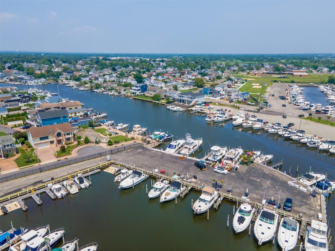 House in Lindenhurst, New York, United States 3 - 16979016