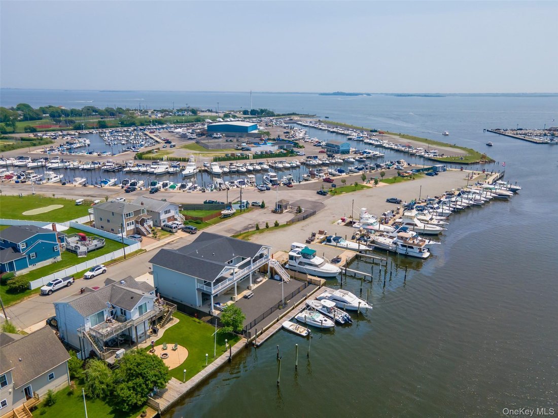 House in Lindenhurst, New York, United States 2 - 16979016
