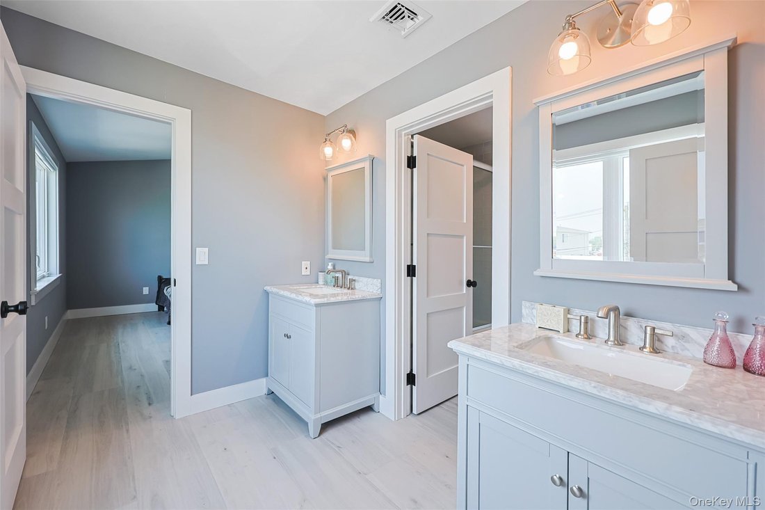 House in Lindenhurst, New York, United States 5 - 16979016