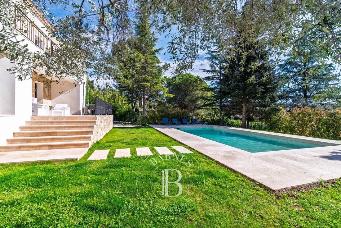 Villa in Châteauneuf-Grasse, Provence-Alpes-Côte d'Azur, France 1 - 17496769